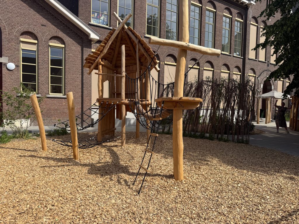 schoolplein-ontwerp-breda-houten-speeltoren-monumentaal-pand-de-weerijs