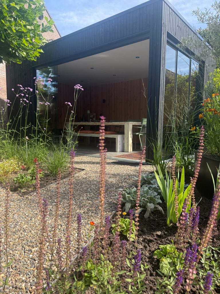 tuinontwerp-noord-brabant-luxe-overkapping-zwart-hout-glazen-pui