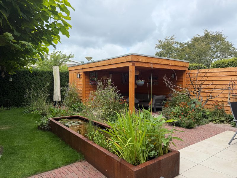 Tuinontwerp Breda, inheemse tuin met vijver en overkapping