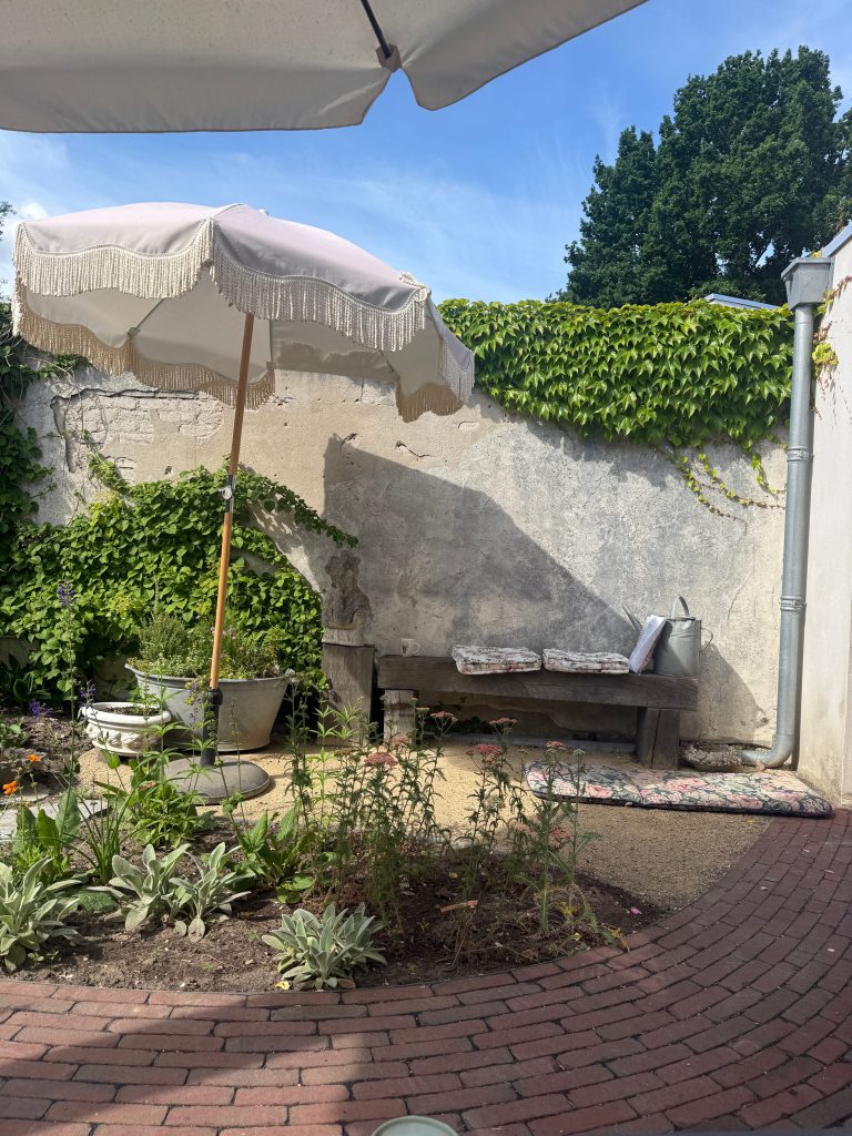 tuinontwerp-noord-brabant-zithoek-parasol-oude-muur-border