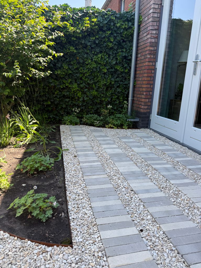 tuinontwerp-noord-brabant-kleine-tuin-straatstenen-grind-klimop-border