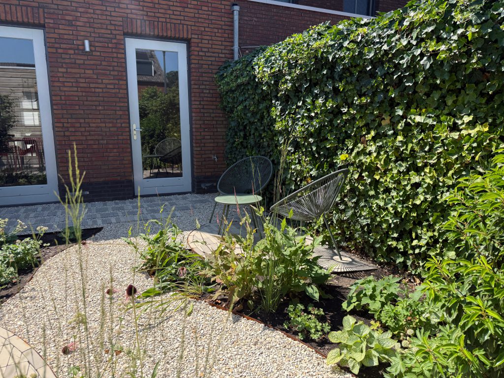 tuinontwerp-noord-brabant-kleine-tuin-zithoek-klimop-borders-corten