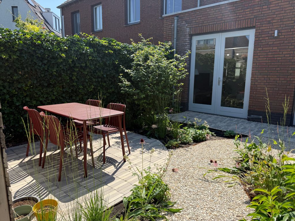 tuinontwerp-noord-brabant-eetplek-vlonder-echinacea-borders-overzicht