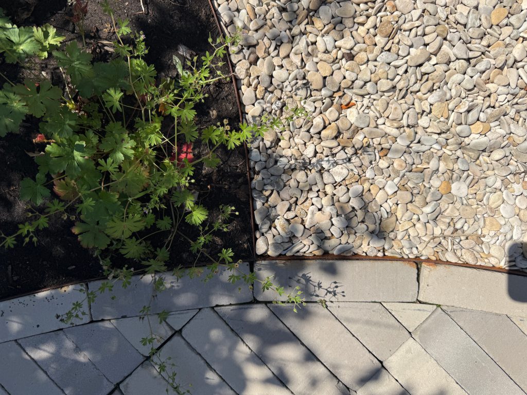 tuinontwerp-noord-brabant-detail-cortenstaal-wit-grind-geranium